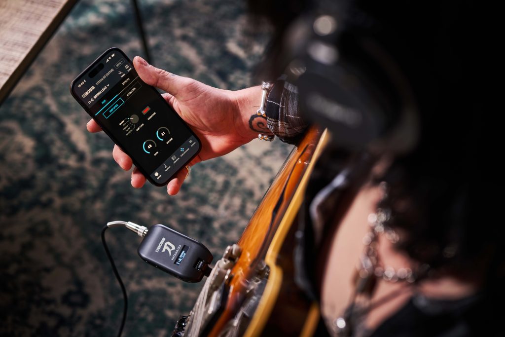 BOSS KATANA:GO Personal Headphone Guitar Amplifier mobile phone viewing BOSS Tone Studio app