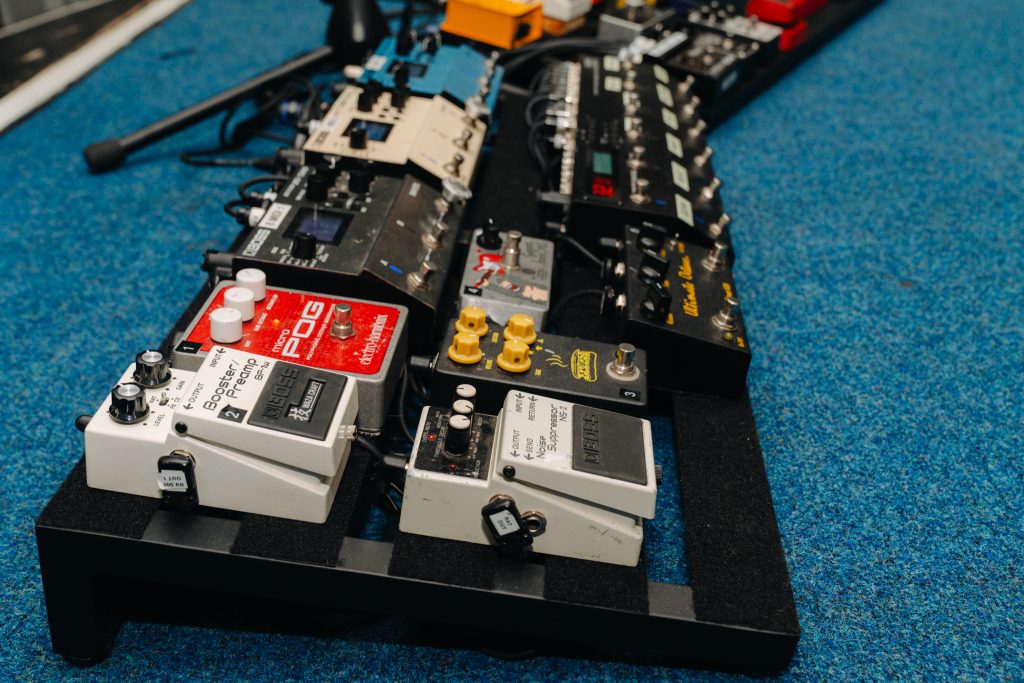 Yungblud lead guitarist Adam Warrington's pedalboard featuring the BOSS DD-500 Digital Delay, RV-500 Reverb, MD-500 Modulation, ES-8 Effects Switching System, NS-2 Noise Suppressor, and BP-1W Booster/Preamp.