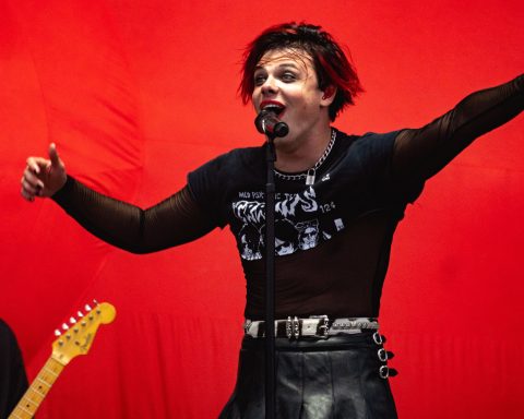 Guitar tech Ben Jackson and Yungblud, onstage at the UK's Reading, August 29, 2021 - Photo by Raph_PH