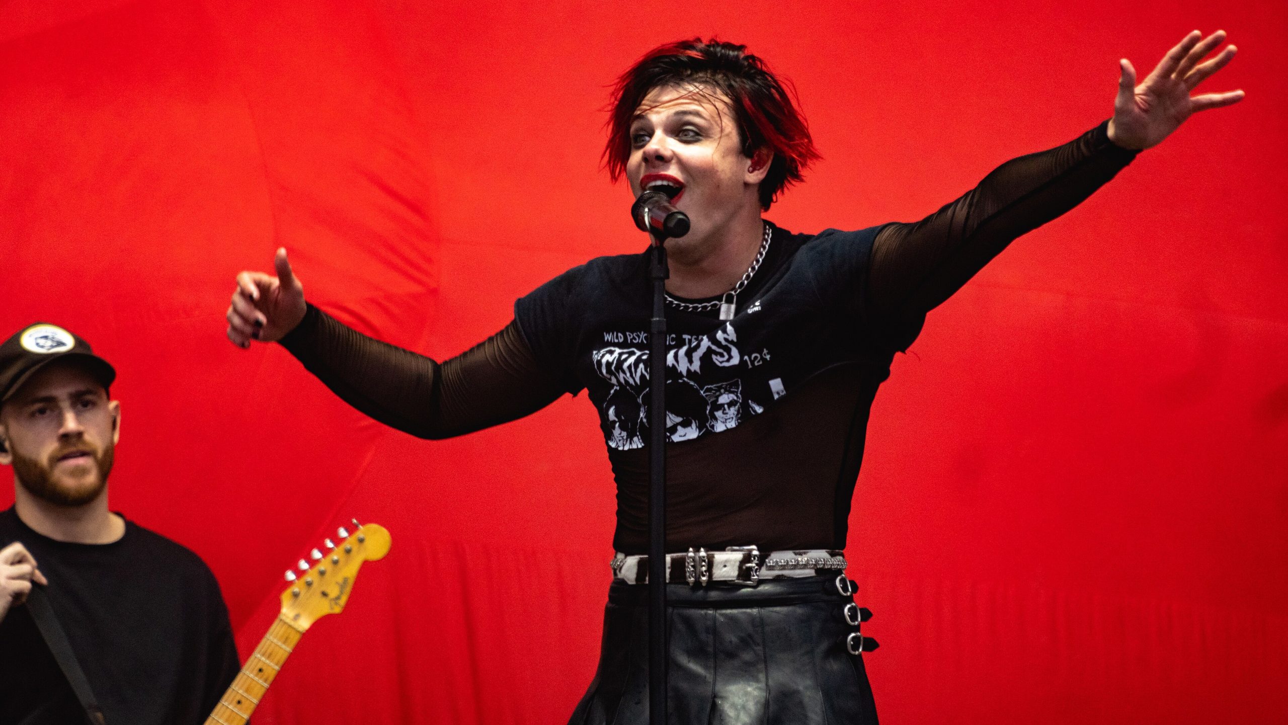Guitar tech Ben Jackson and Yungblud, onstage at the UK's Reading, August 29, 2021 - Photo by Raph_PH