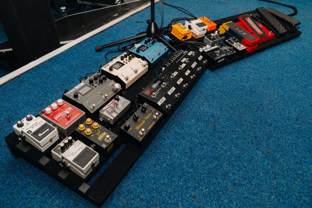 Yungblud lead guitarist Adam Warrington's pedalboard featuring the BOSS DD-500 Digital Delay, RV-500 Reverb, MD-500 Modulation, ES-8 Effects Switching System, NS-2 Noise Suppressor, and BP-1W Booster/Preamp.