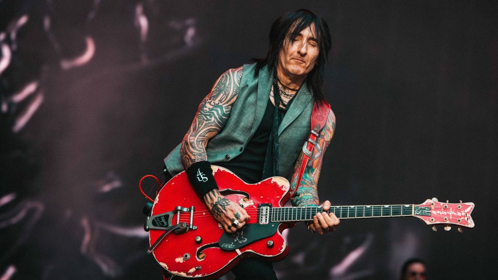Richard Fortus Red Falcon 16 9 - Credit Guilherme Neto
