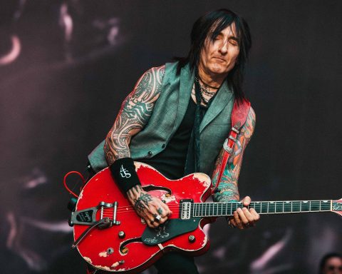 Richard Fortus Red Falcon 16 9 - Credit Guilherme Neto
