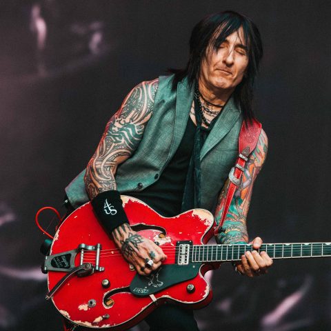 Richard Fortus Red Falcon 16 9 - Credit Guilherme Neto