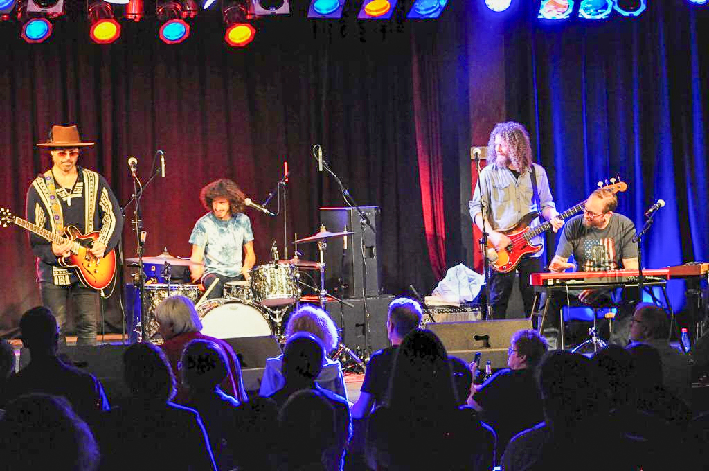 Tech Mattias Johansson playing key swith Doyle Bramhall II.